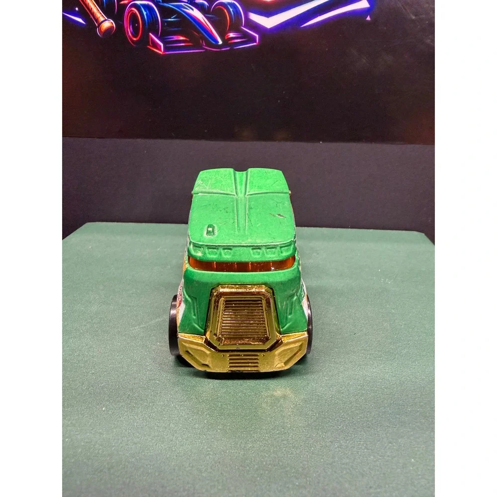 Hot Wheels Demolition Derby Green Gold Semi Truck BDW58 2013 Mattel Diecast